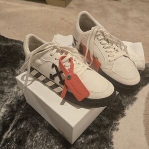 Saks Fifth Avenue White and Black Off-White Low Vulcanized Sneakers Size 39 (9)